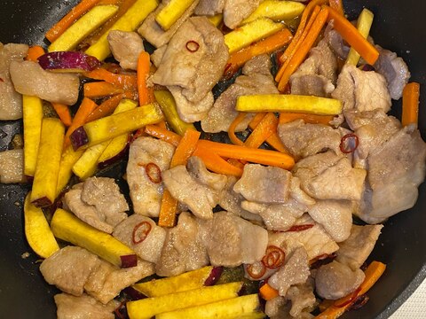 甘辛で美味しい【さつまいものきんぴら風炒め】